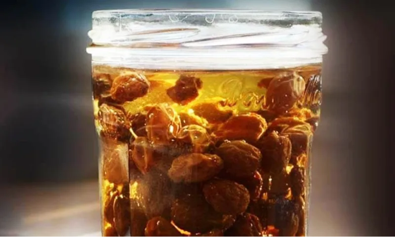 benefits of golden raisins soaked in water