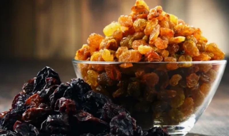 benefits of eating raisins at night 