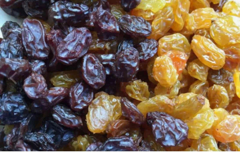 benefits of eating raisins at night 