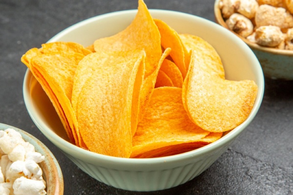 Чипсы и дети: чем опасны для подростков