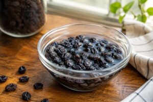 Black Raisins Soaked in Water Overnight Benefits